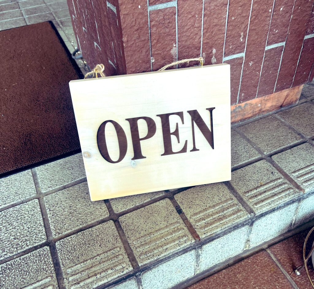 汁なし担担麺&麻婆豆腐ラアノウミ OPEN/CLOSE看板