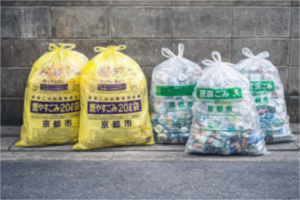 京都市の家庭ごみ分別例（黄色の燃やすごみ指定袋と透明の資源ごみ袋）
